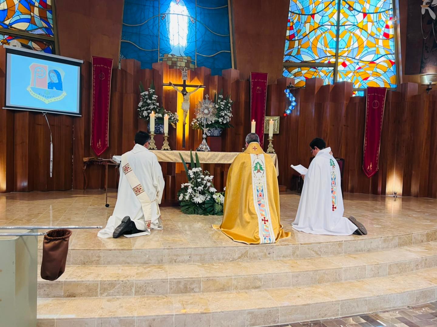 Abouna Manuel Yunes canciller de la Diócesis Maronita visita nuestra Parroquia